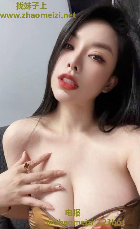 丰乳肥臀模特卡丽
