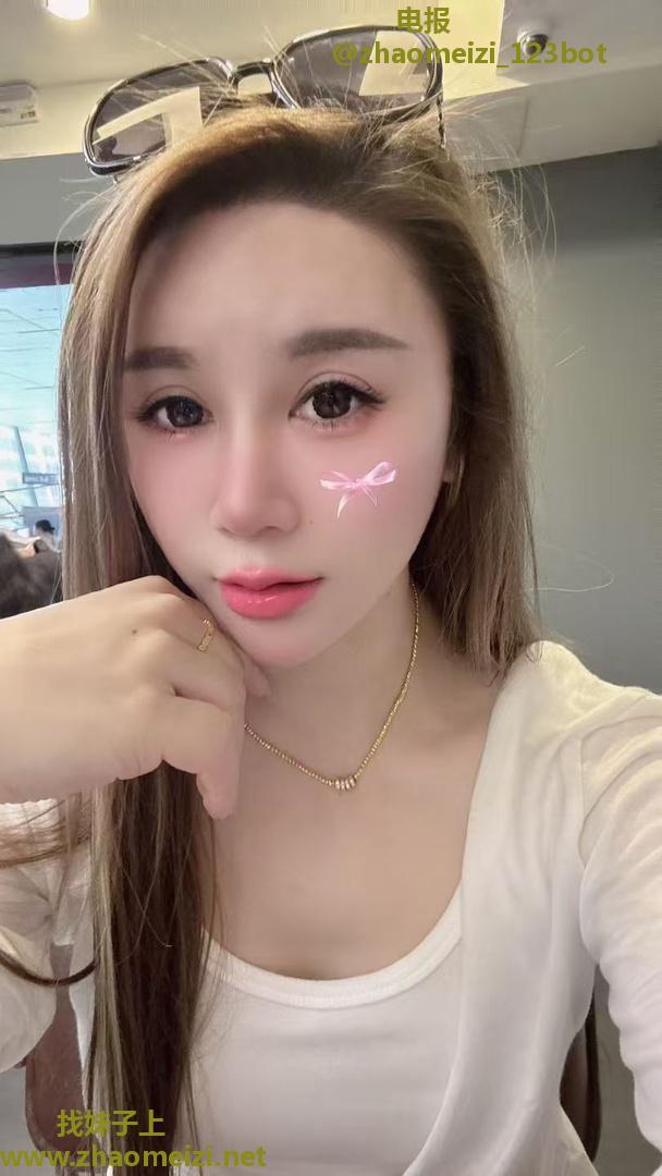 细腰翘臀颜值女友