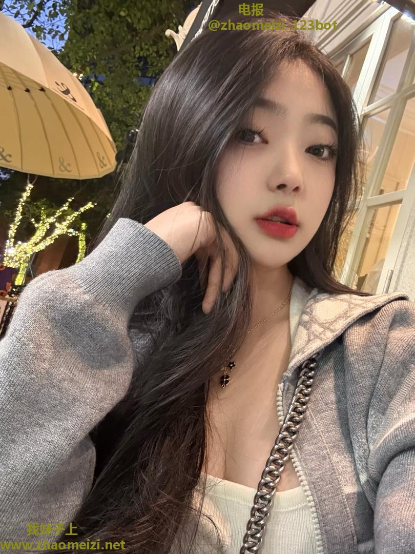 热情似火的蜜桃臂奶茶妹