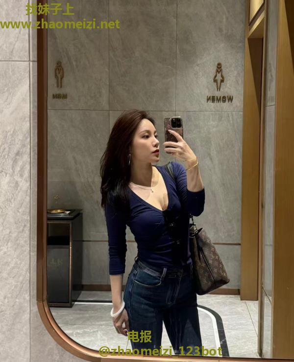 口爆美乳翘臀御姐