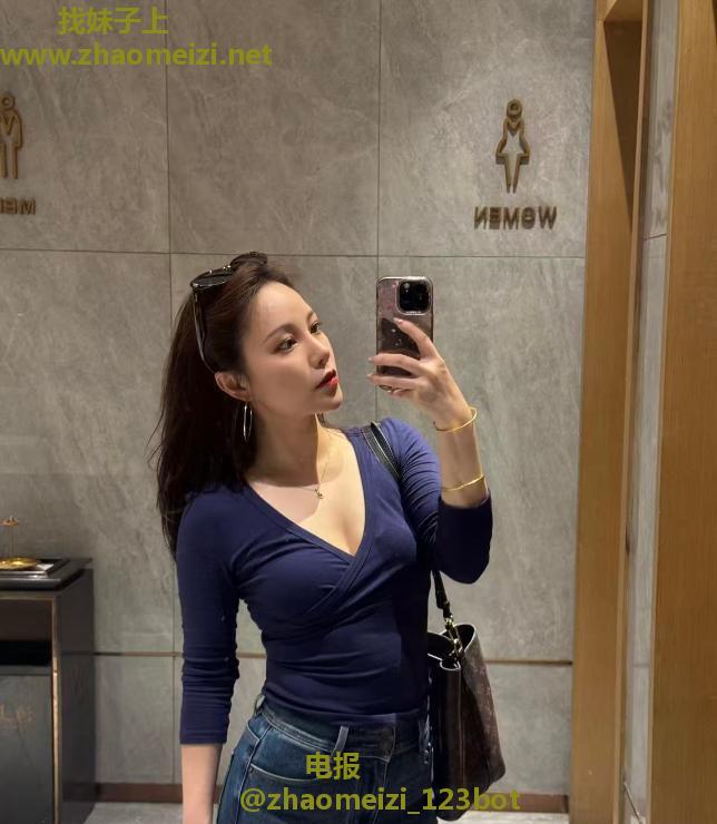 口爆美乳翘臀御姐