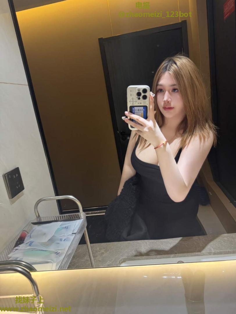 粉嫩丰满白嫩小妹