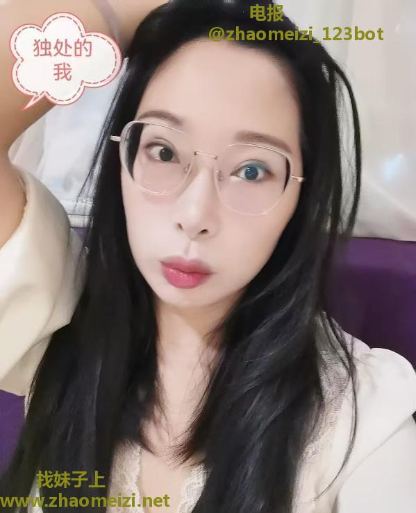 戴眼镜反差芯芯