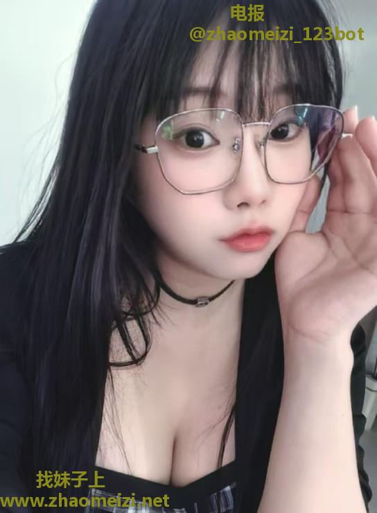 眼镜妹萌萌