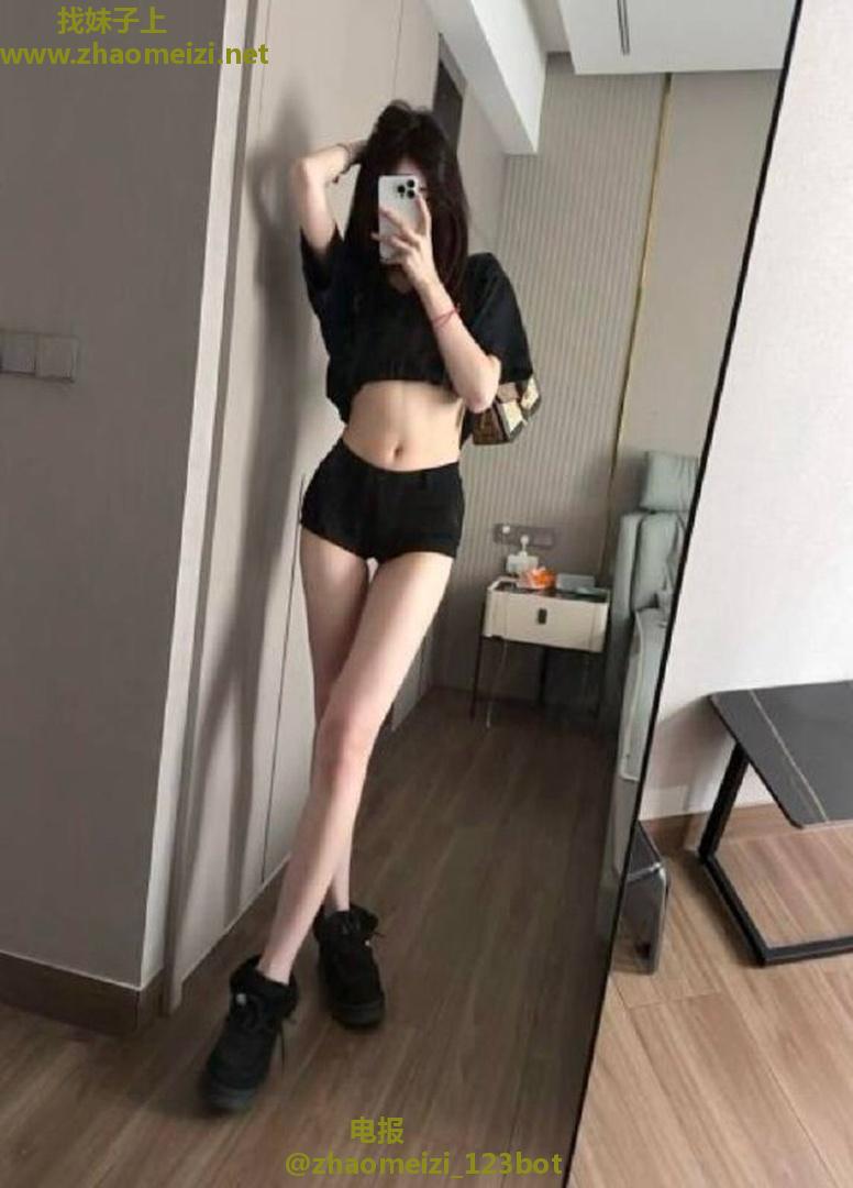 00后白嫩小妹大长腿