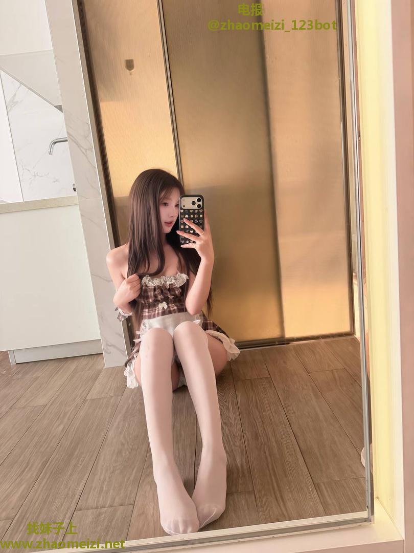 00后白嫩小妹大长腿