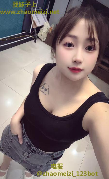 上城前凸后翘小骚货