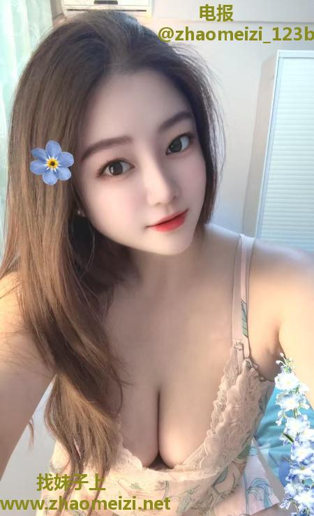 深喉锁喉口爆大胸妹