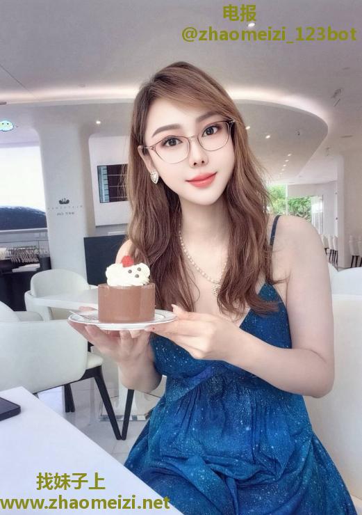 白嫩性感大胸长腿御姐