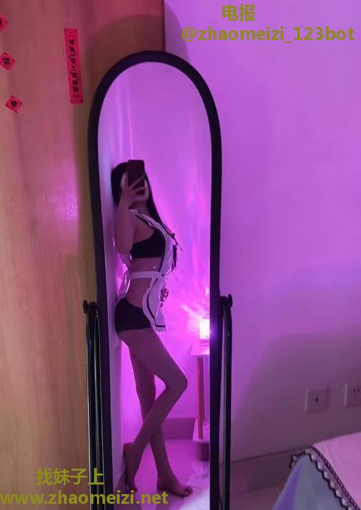 高挑可爱妹子小洋