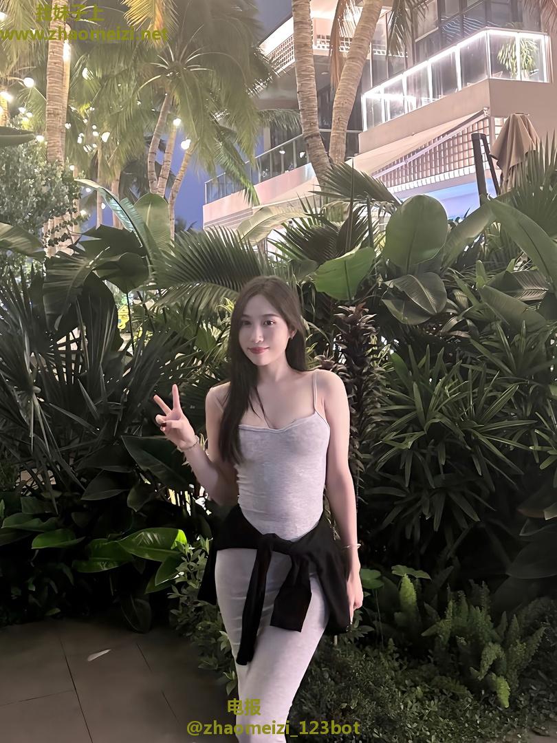 武汉性感小妹丰满诱惑制服