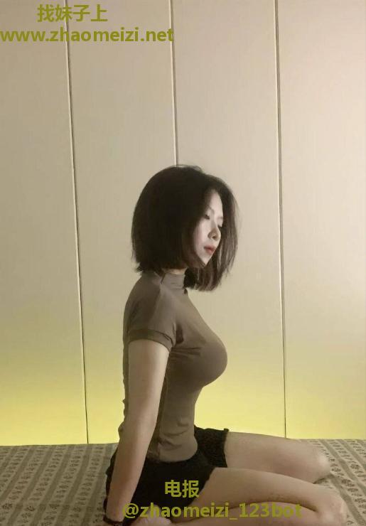 短发性感丰满妹妹