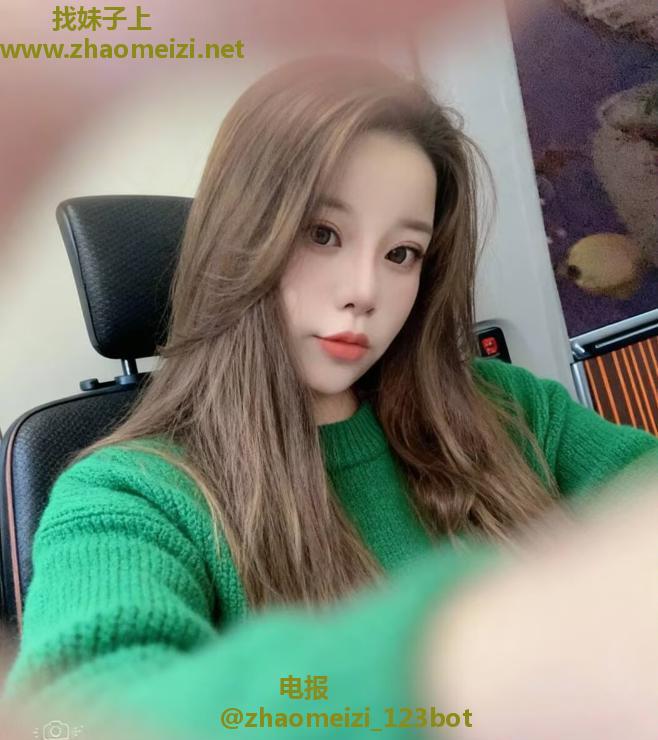 体育场欧美肥臀一线天