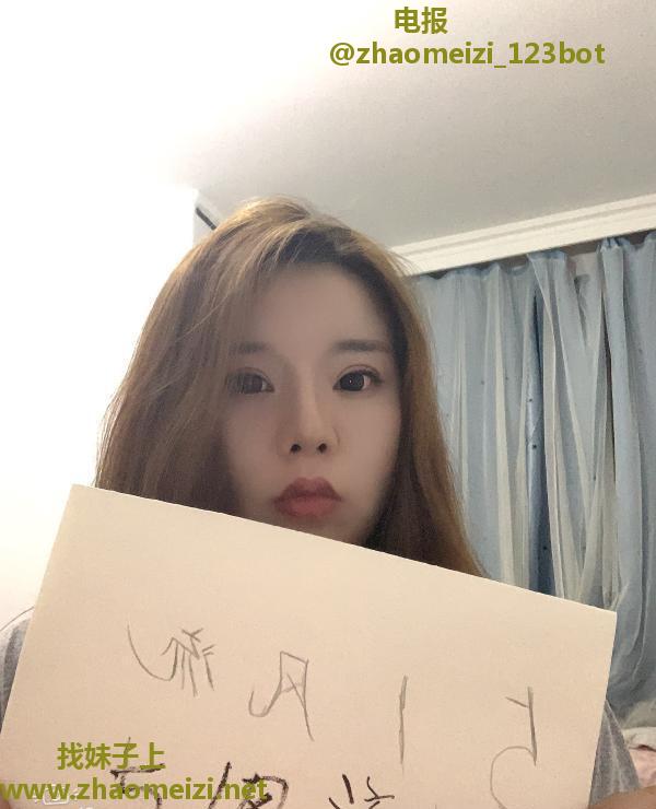 体育场欧美肥臀一线天