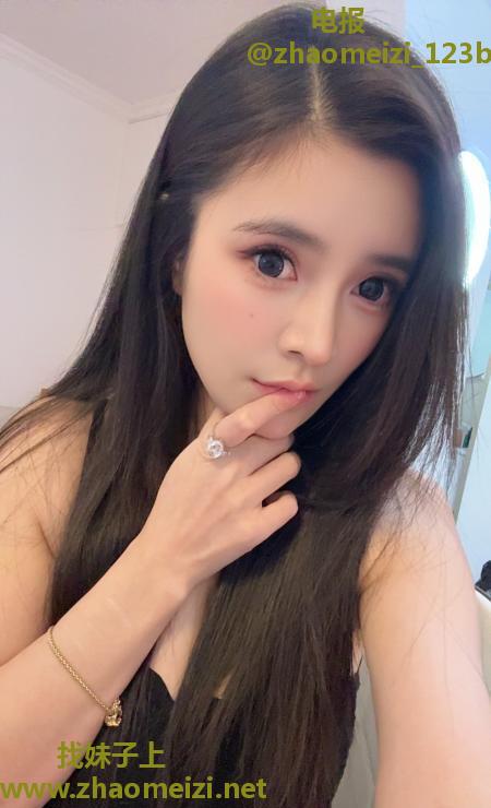高颜值甜美风小女友