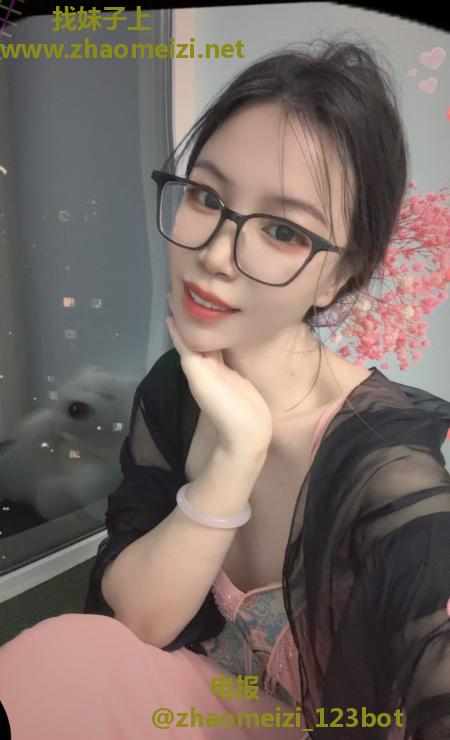 铁西眼镜气质美女