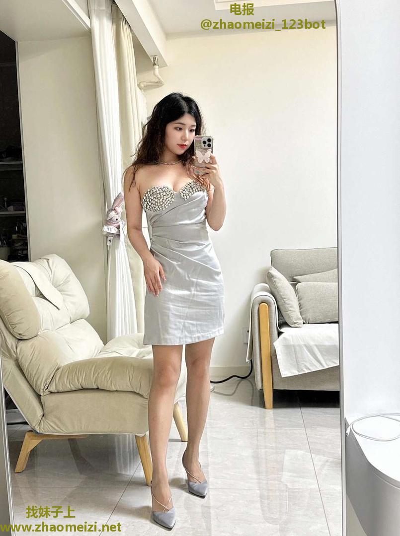 西安极品黑丝粉嫩多汁小妹
