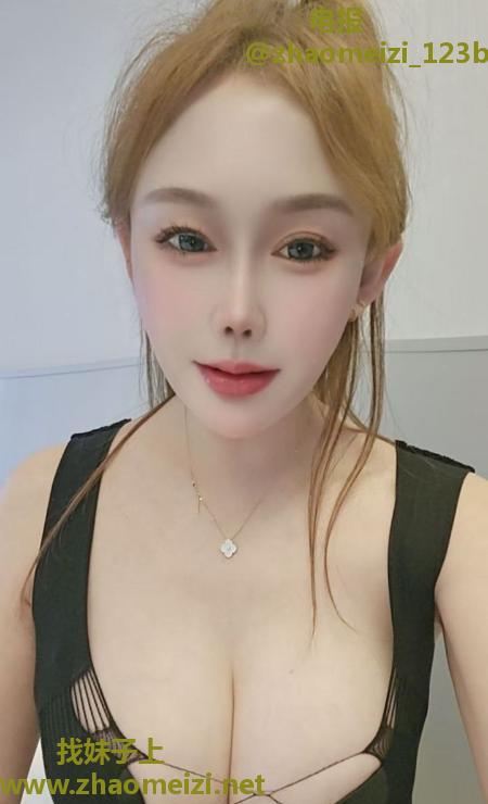 返食肤白貌美大胸妹