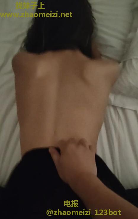 黑丝翘臀少妇