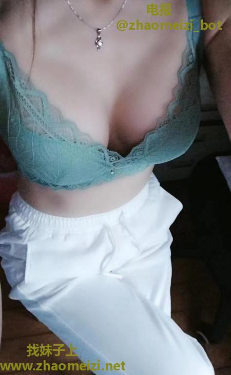 南坪高挑大胸美女
